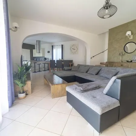 Aillan Herve Piscine Chauffee Et Son Villa